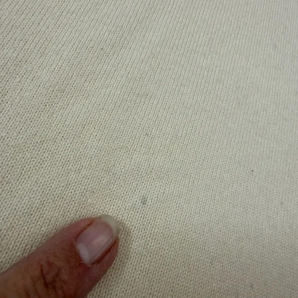 Men's Cream 100% Cashmere V-Neck Sweater, Size Large. - Picture 12 of 12